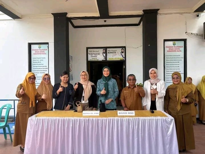 Ketua TP-PKK Kab.Buol Serahkan Bantuan Sembako Safari Ramadan BNI Berbagi
