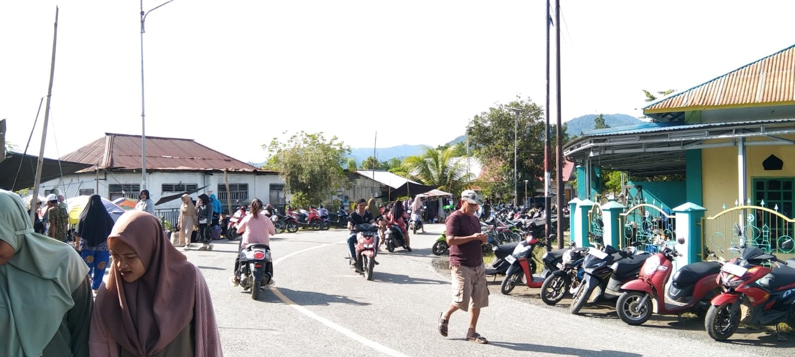 Pasar Lakea I Gunakan Bahu Jalan Trans Sulawesi, Warga Khawatir Picu Kecelakaan, Diduga Marak Pungli